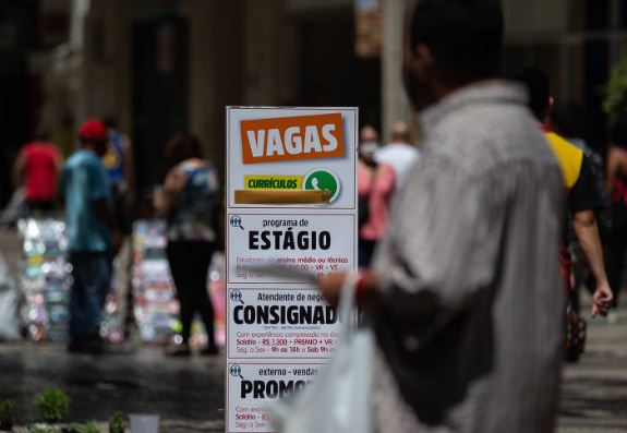 Retomada de empregos com carteira assinada prioriza contratação de homens